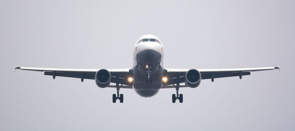 Flugzeug am Himmel – Ölpreis und steigende Flugkosten 2026