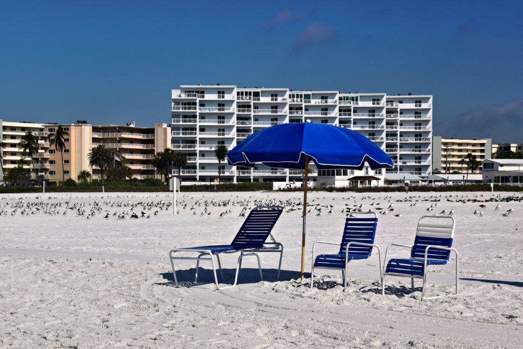 Strandliegen und Sonnenschirm im Pauschalreise-Resort