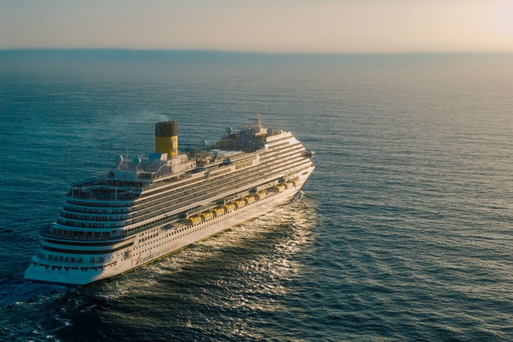 Kreuzfahrtschiff bei Sonnenuntergang auf hoher See