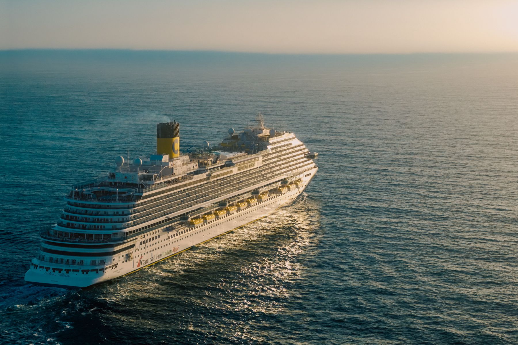 Kreuzfahrtschiff auf hoher See