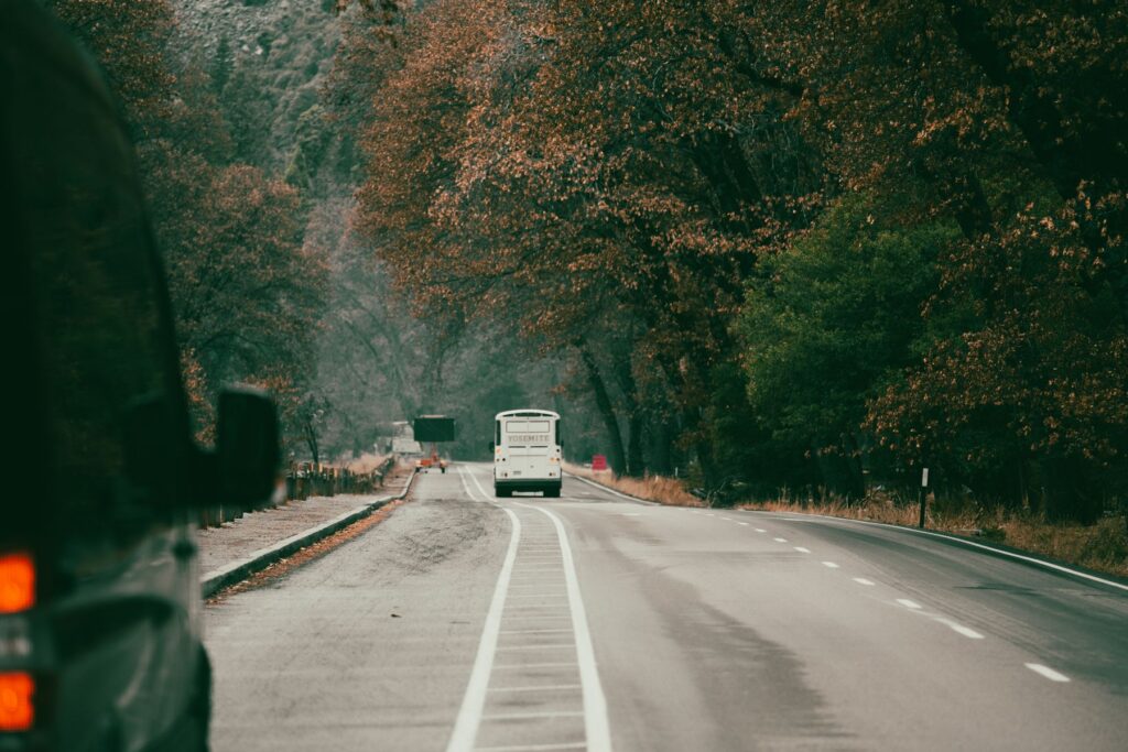 Landstraße durch Herbstlandschaft auf einer Rundreise